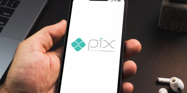 O golpe do PIX que engana brasileiros e faz milhares de vítimas no fim de ano