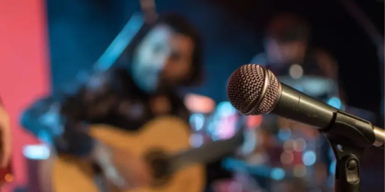 O que diz a lei sobre a cobrança de couvert artístico em bares e restaurantes?