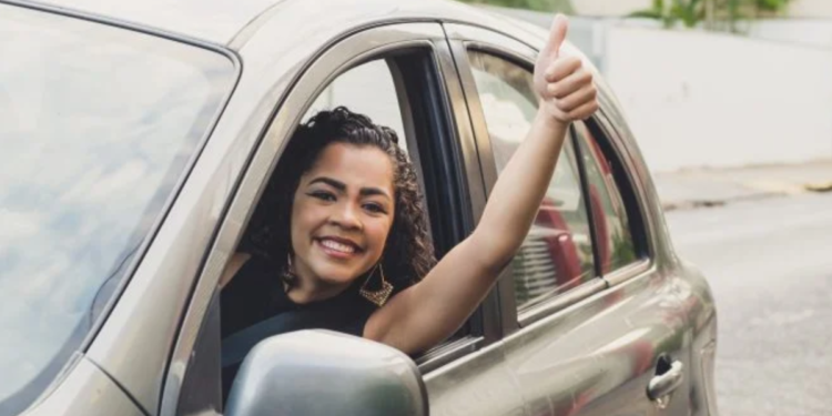 O que significa agradecer os carros que param para você atravessar na rua, segundo a ciência