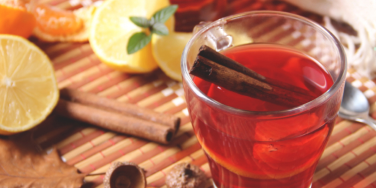 Por que o chá de hibisco com canela é o queridinho das dietas? Veja os benefícios e como fazer