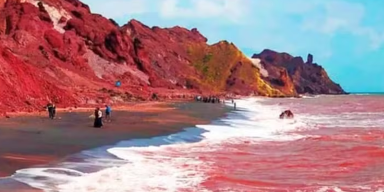 Praia amanhece com o mar vermelho e choca moradores desta região