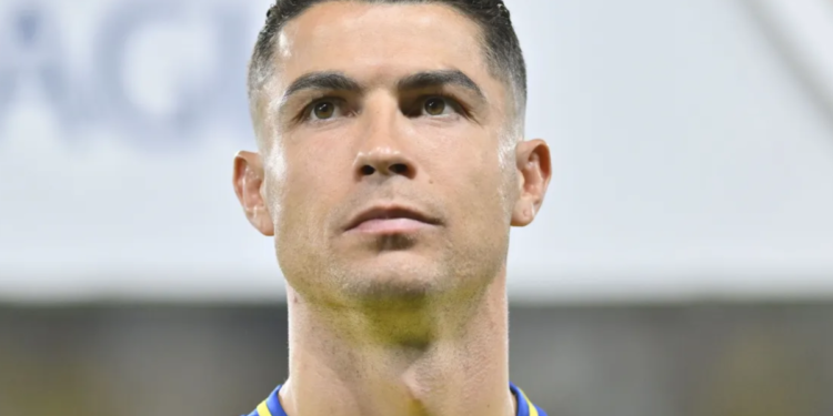 Técnico que “encantou” CR7 vai receber salário de R$ 2 milhões para treinar gigante do futebol brasileiro