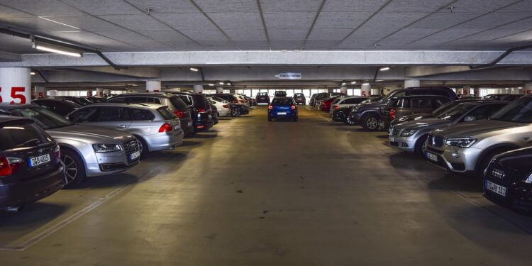 O que diz a lei sobre parar ocupando 2 vagas do estacionamento: pode dar multa?