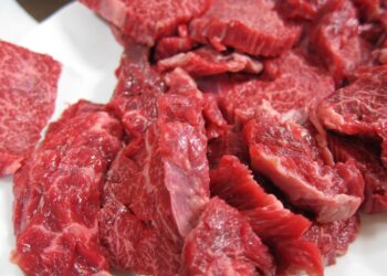 Escândalo sanitário: 6 supermercados vendiam carnes vencidas; 1,3 tonelada foi recolhida