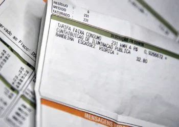 Após 6 meses, brasileiros comemoram decisão inédita que finalmente vai baixar a conta de luz em dezembro