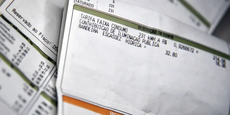 Após 6 meses, brasileiros comemoram decisão inédita que finalmente vai baixar a conta de luz em dezembro