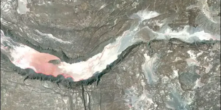 contioutra.com - Rachadura colossal corta 13 pa&iacute;ses da &Aacute;frica e cientistas dizem que um novo oceano j&aacute; come&ccedil;ou a nascer - veja fotos!