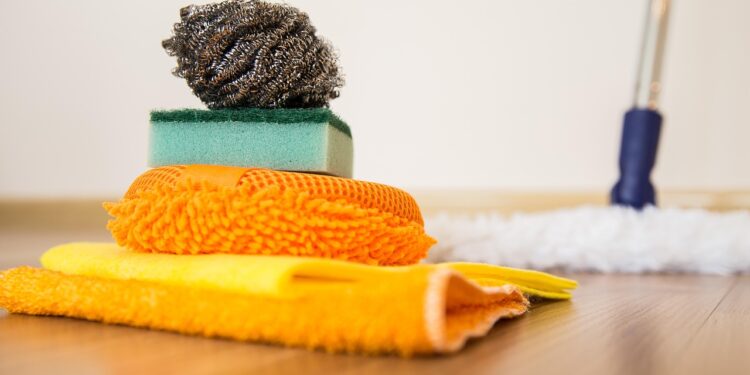 Entenda por que brasileiros estão adicionando sal na água antes de passar pano no chão