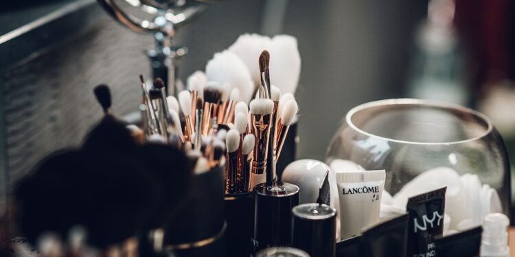 Anvisa faz alerta urgente sobre 3 itens que podem estar no banheiro da sua casa