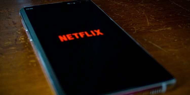 Netflix remove serviço de quem usava o celular para assistir séries