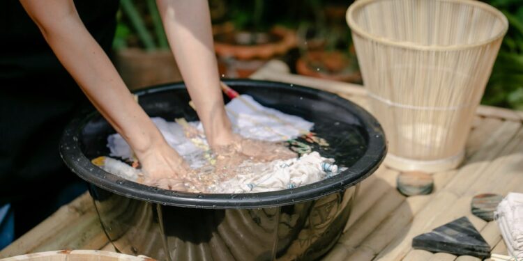 Entenda por que brasileiros estão adicionando sal na água antes de passar pano no chão