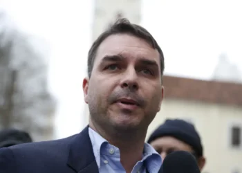 Flávio Bolsonaro revela única condição para abandonar candidatura à presidência do Brasil