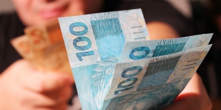Brasileiros recebem bônus de R$ 103: valor foi aprovado pelo Governo Federal
