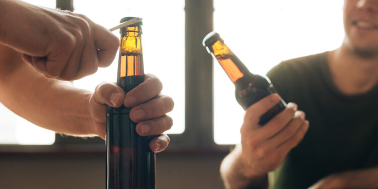 Parar de beber faz o corpo se regenerar: veja quando o fígado começa a reagir