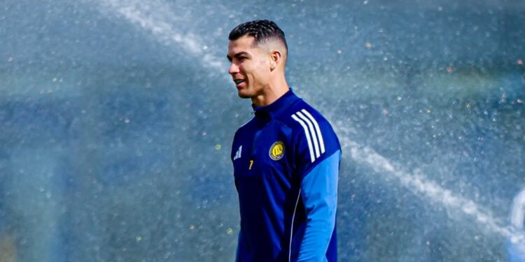 Salário do Cristiano Ronaldo poderia bancar 15 anos da jogadora mais bem paga do mundo