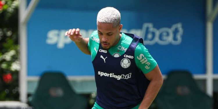 A pedido de Neymar, Vitor Roque pode trocar o Palmeiras pelo Santos