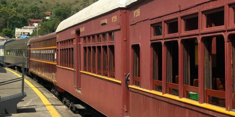 Passeio de trem histórico em São Paulo é uma verdadeira viagem no tempo para os anos 90