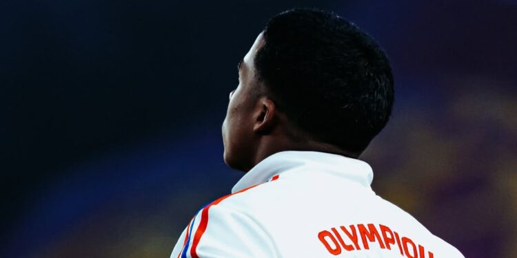 Atacante brasileiro vira rei na França e pode vestir a camisa 9 do Brasil na Copa do Mundo