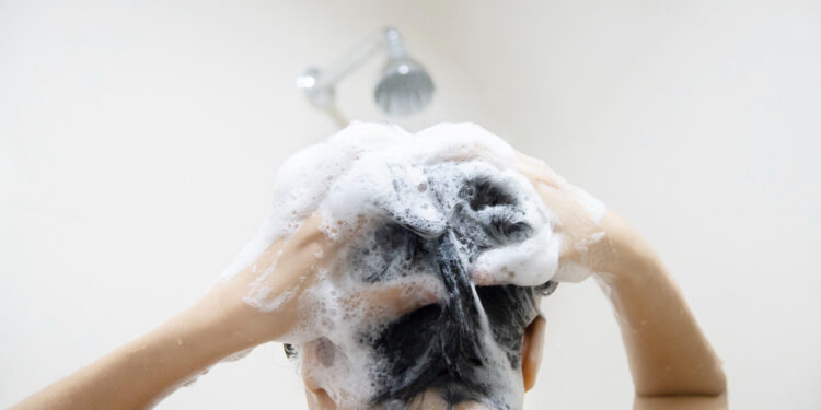 Site elege os 10 shampoos mais eficazes contra queda de cabelo