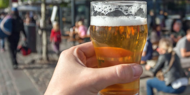 A regra que todo brasileiro precisa saber: beber cerveja na rua agora pode gerar multa de R$ 1.071,92