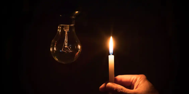 Acabou a luz? Descubra o que você pode exigir da empresa sem pagar nada a mais