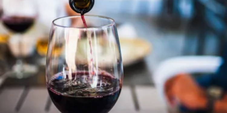 Agora é lei: clientes terão que pagar mais caro para beber vinho em restaurantes