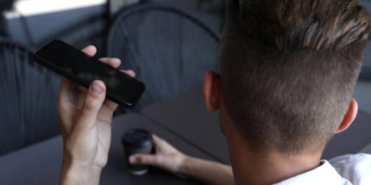 As pessoas que preferem ouvir áudios em velocidade 2x possuem estas 7 características únicas