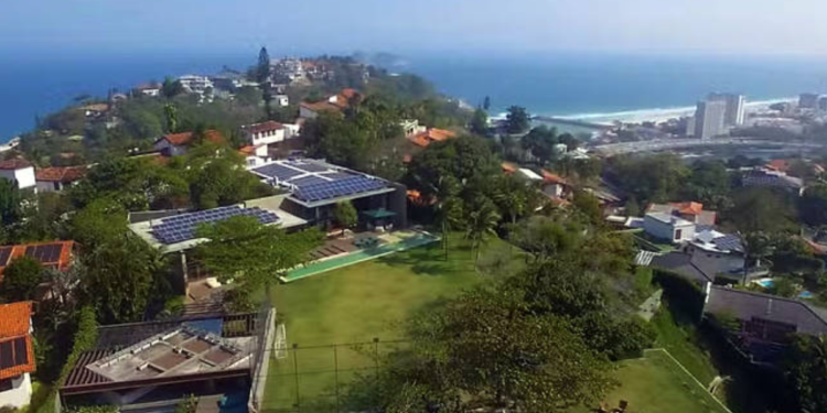 Ator brasileiro vive na casa mais luxuosa do país, avaliada em R$ 250 milhões; veja como é o imóvel