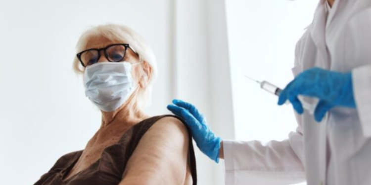 Barrada pelo SUS, proteção contra doença comum em idosos agora só existe por R$ 1.600