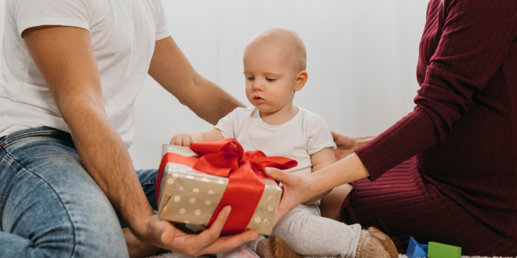 Bebê de influencers brasileiros ganhou presente de R$ 1,6 mil na festa de 4 meses