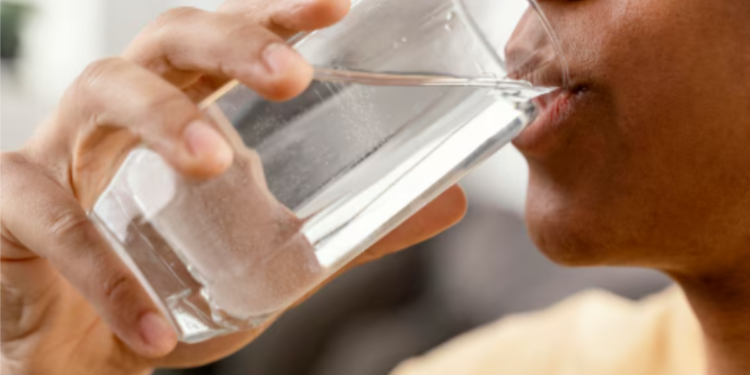 Beber água natural ou água gelada: o que é mais recomendado