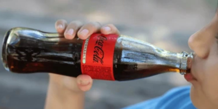 Brasileiro encontrou o que não deveria dentro da Coca-Cola e faturou indenização de R$ 10.000,00