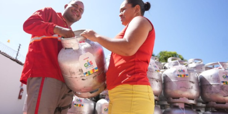 Brasileiros já podem receber gás gratuito do Governo: veja como retirar