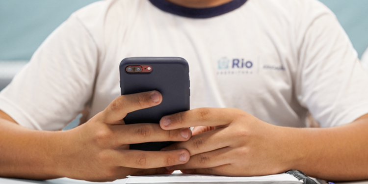 Celulares voltarão a ser permitidos em escolas a partir de 2026? Checamos