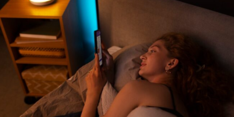 Especialistas fazem alerta para quem dorme com alguma luz acesa no quarto