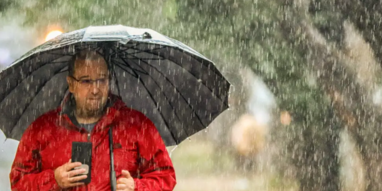 Inmet alerta: fevereiro será um mês de muita chuva em 2 regiões do Brasil