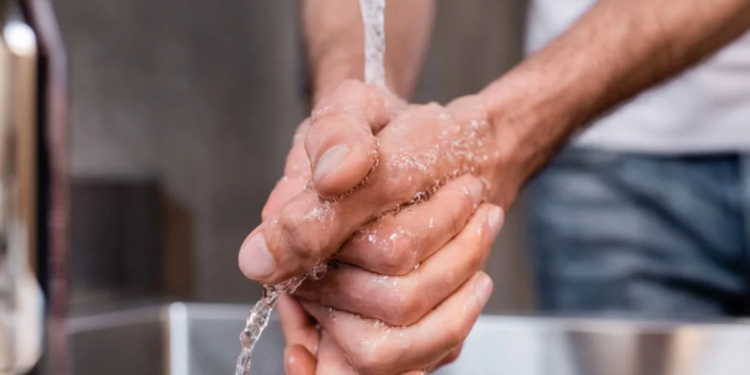 Lavar as mãos com água e sal: para que serve, segundo o Feng Shui