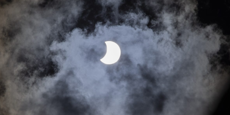 Maior eclipse de todos os tempos acontecerá em breve e o mundo vai apagar por alguns minutos
