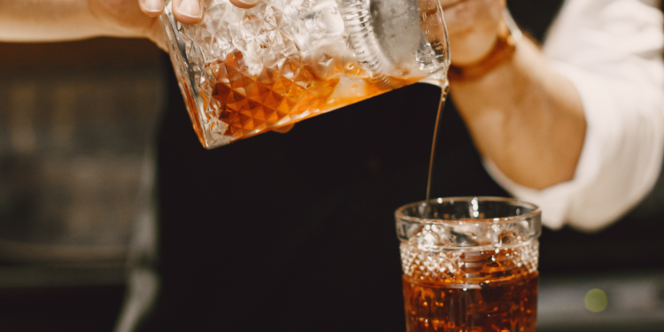 Neurocirurgião alerta: 2 bebidas elevam o risco de AVC e 2 ajudam a prevenir