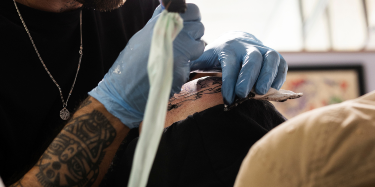 Nova proibição já está em vigor no Brasil e afeta quem tem tatuagem no corpo