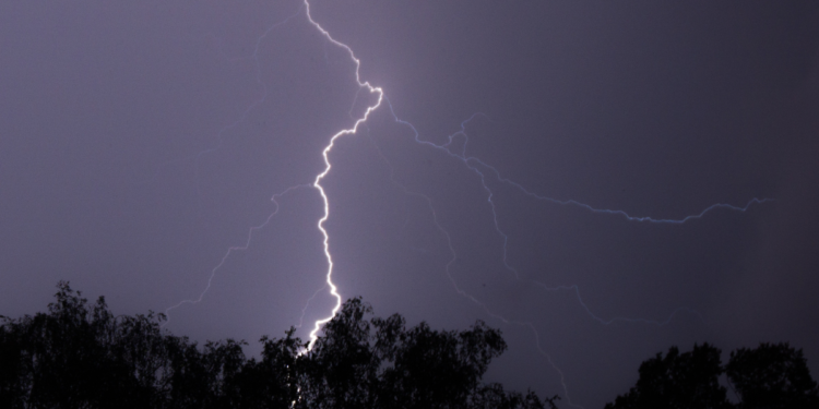 O que acontece com seu corpo quando você é atingido por um raio, segundo especialistas
