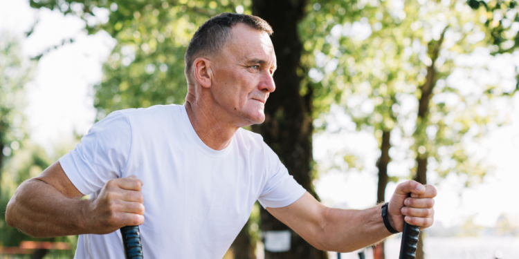 Para quem passou dos 50: o exercício “parado” que médicos dizem ser essencial