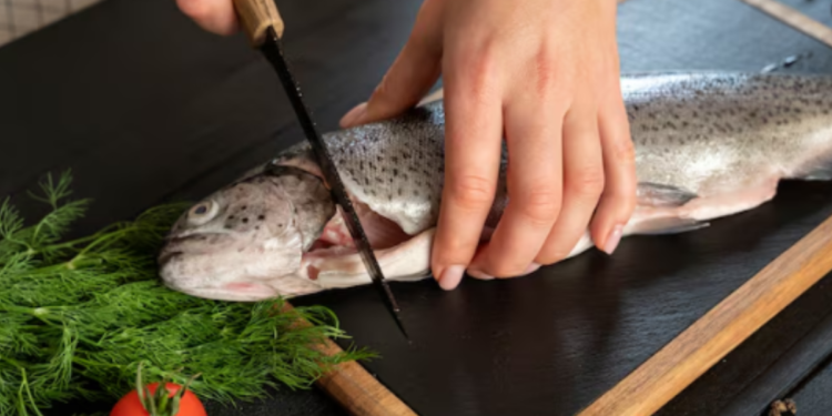 Peixe muito mais barato e saudável que o salmão vira o preferido dos brasileiros