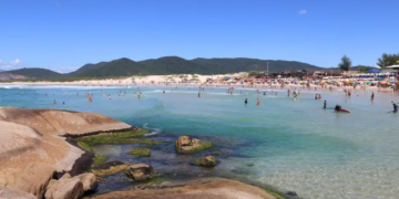 Praia brasileira que encanta surfistas é “tomada” pelo esgoto e fica imprópria para banho