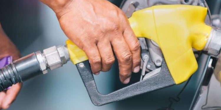 Prepare o bolso: governo anuncia aumento de 30% na gasolina para 2026