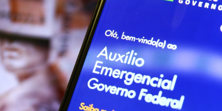 Quem deve devolver o auxílio emergencial no dia 11/01? Veja os critérios