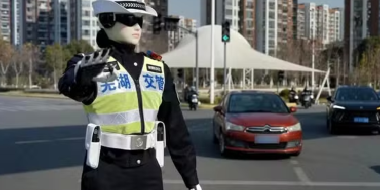 Robôs policiais passam a multar motoristas e punir infrações de trânsito neste país