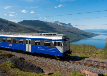 Trem panorâmico passa pelo cenário mais encantador do mundo durante 42km