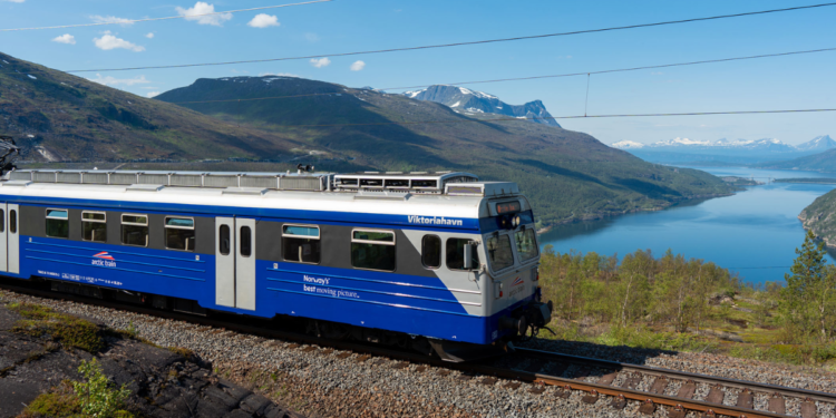 Trem panorâmico passa pelo cenário mais encantador do mundo durante 42km