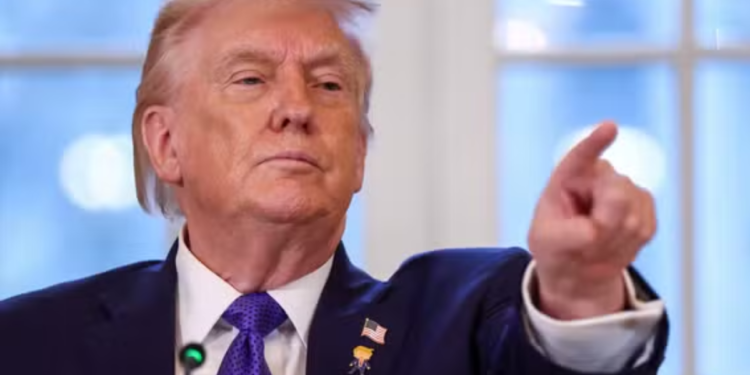 Trump impõe taxa de 10% a partir de 10/02, entenda quem será afetado e por quê